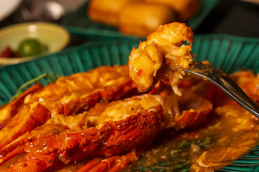 En The Straits, la langosta fresca acompaña la famosa salsa de chile de Singapur