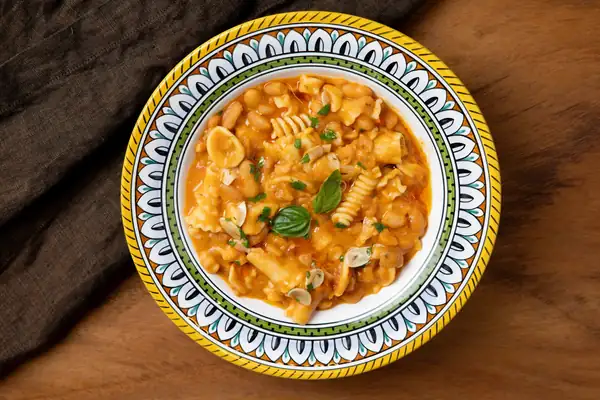 El chef de pizzana Daniele Uditi prepara sus pastas e fagioli con frijoles peruanos de color amarillo pálido