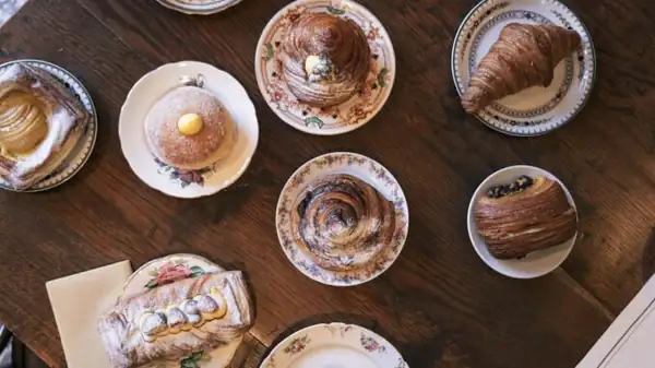 Una gran pastelería se esconde en un local de Trastevere y permanece abierta todo el día