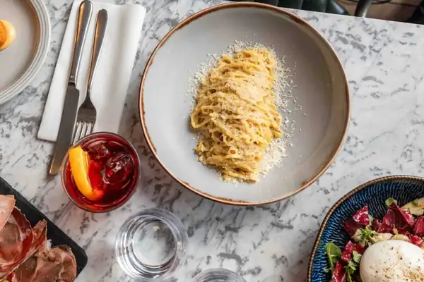 Vinoteca di Sartoria es un restaurante italiano donde el buen vino es el protagonista