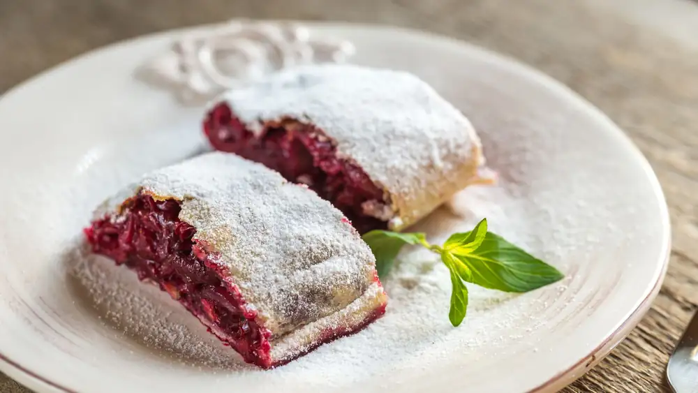 Red berry and blueberry strudel: a dessert that tastes like late summer