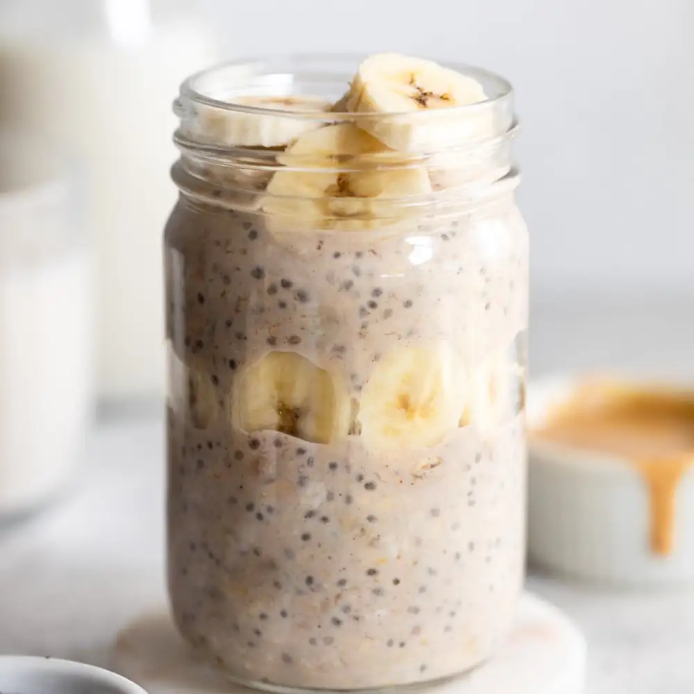 Avena nocturna con mantequilla de cacahuete y plátano, alta en proteínas
