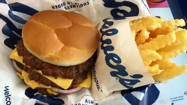 Dale un toque extra de sabor a tu hamburguesa de Culver's y pide 'The Works'