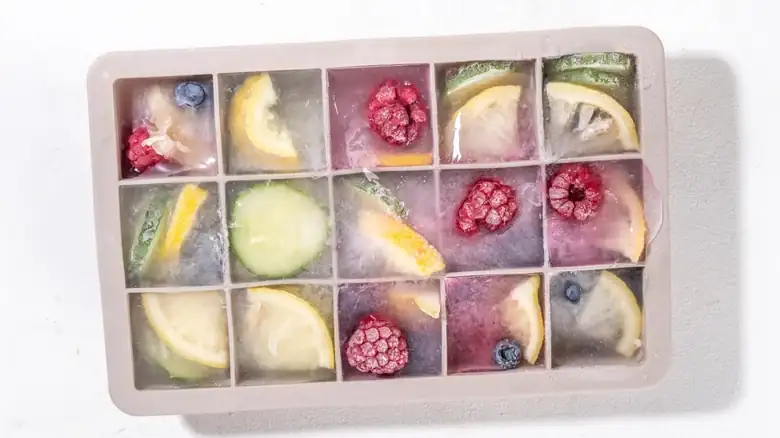 Decorative ice cubes for cocktails: a visual and functional technique