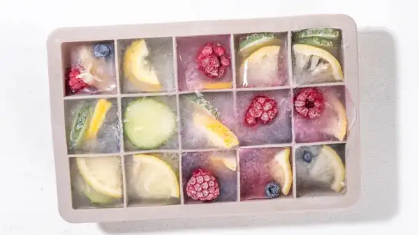 Decorative ice cubes for cocktails: a visual and functional technique