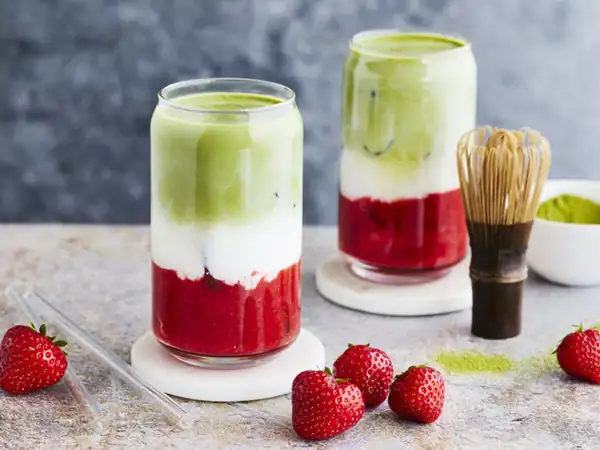 Latte de matcha con fresa