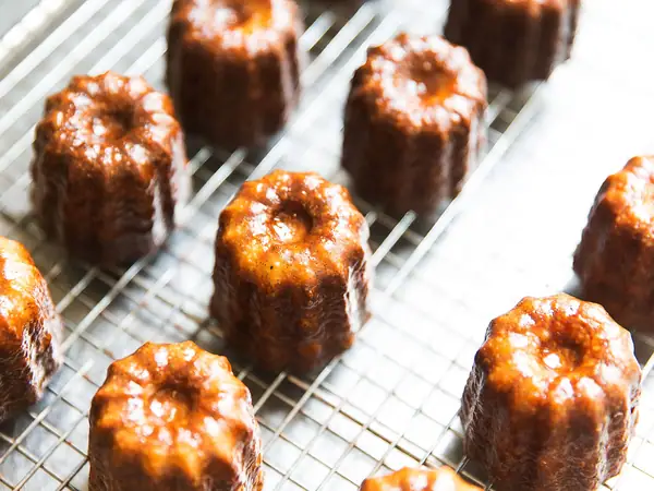 Diario de una apasionada de los canelés: La búsqueda de décadas para hornear el pastel francés perfecto