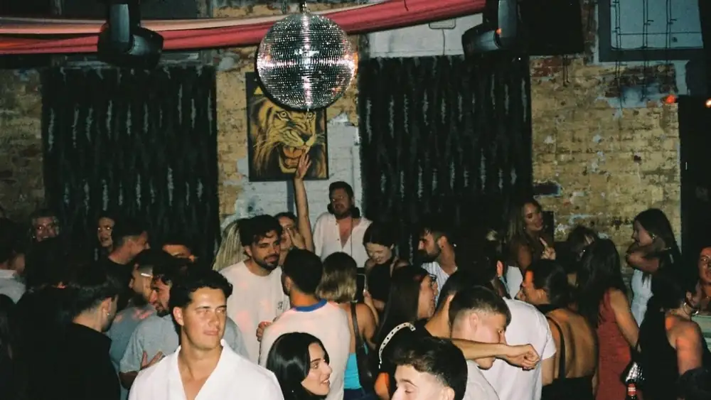 El bar efímero del Festival Fringe de Adelaida que provocó largas filas en la calle regresa este viernes