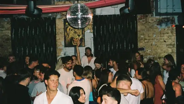 El bar efímero del Festival Fringe de Adelaida que provocó largas filas en la calle regresa este viernes