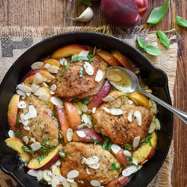 Pollo estofado al vino con duraznos