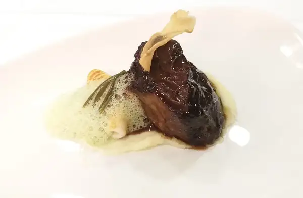 Estofado de ternera con chirivía, hinojo marino y pepino de mar