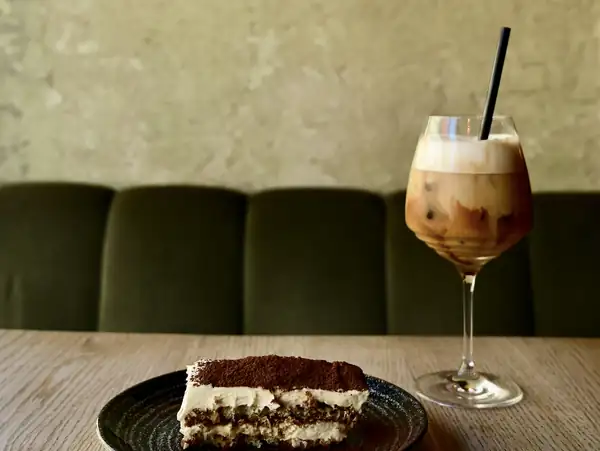 Dirígete al centro de la ciudad para disfrutar de un café, música disco y Tiramisú After Dark en este restaurante urbano