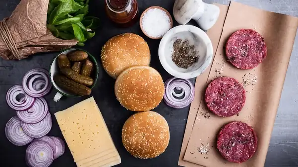 El café molido da un toque ahumado a las hamburguesas