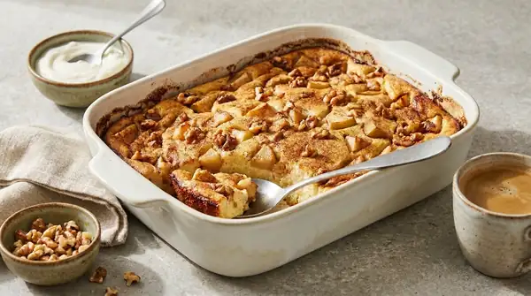 Simplemente acogedor: cazuela caliente de cuajada y sémola con manzana y pera para mañanas frescas