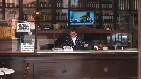 Lima cree que está redescubriendo la taberna. Nunca se fue