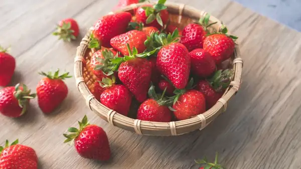 Pelar fresas es algo que se hace. Aquí te contamos por qué quizás quieras intentarlo