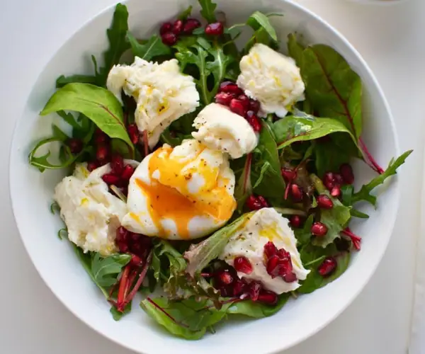 Ensalada de mozzarella y huevo escalfado con vinagreta de mora
