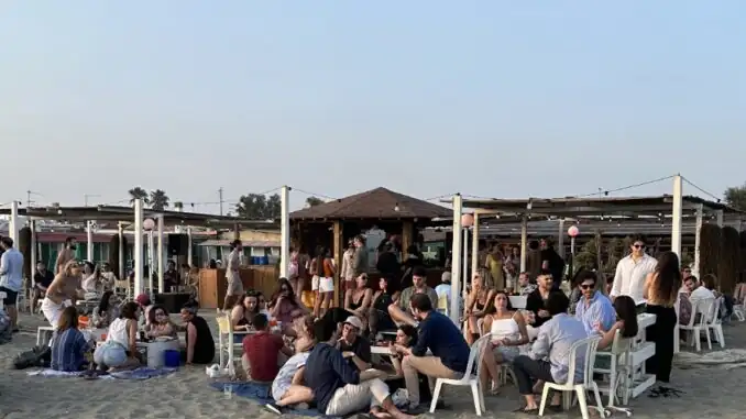 In Fregene there is a lively kiosk on the beach with tapas, natural wines and music