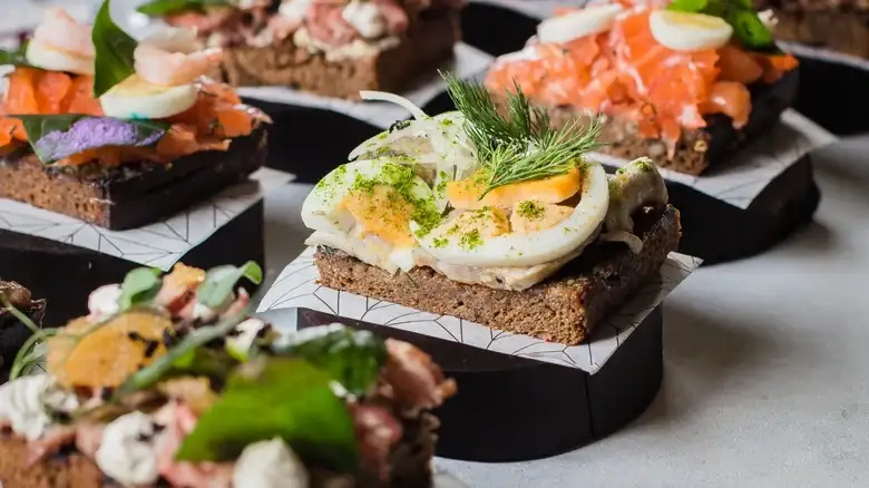 Reinventa el almuerzo con sándwiches abiertos de inspiración nórdica