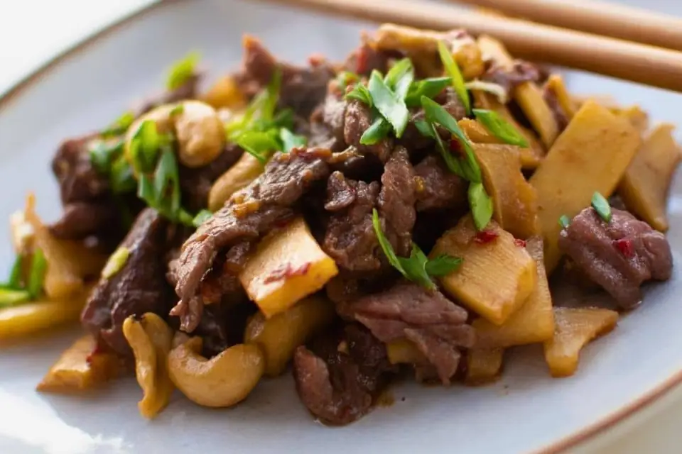 Ternera salteada al estilo asiático con brotes de bambú y anacardos