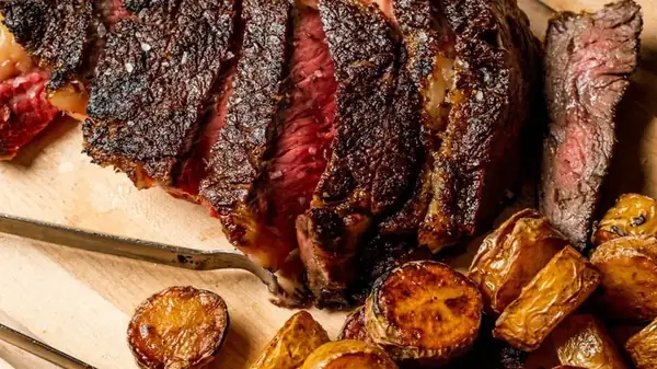 What Is The Smith & Wollensky Steakhouse Famous For?