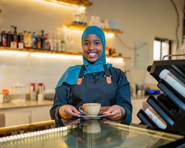 «Me enamoré del arte de preparar café»: las baristas que están revolucionando el floreciente panorama cafetero de Somalia