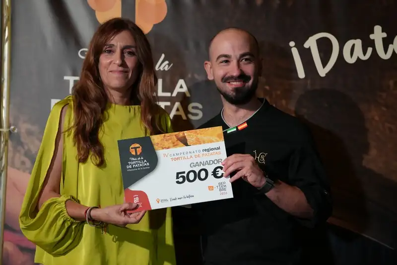Daniel García, from the Hotel Cortijo Santa Cruz restaurant, winner of the fourth Extremadura Potato Omelette Championship