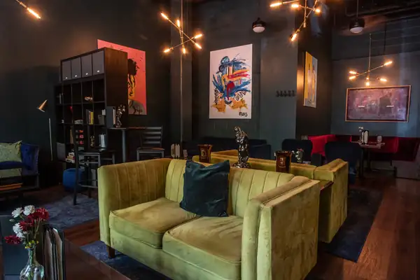 El bar de cócteles Vesper se está expandiendo a un local comercial vecino