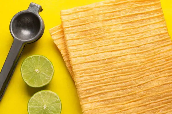 Add fruit instead of pork rinds… or both? Recipe for pork rinds prepared with fruit and chili pepper
