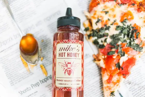 Cuando la pizza conoció a la miel picante: Una historia de amor