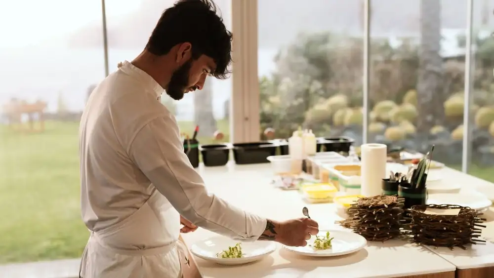En el restaurante I Tenerumi, de dos estrellas Michelin, la cocina se lleva a cabo en un volcán utilizando casi exclusivamente verduras