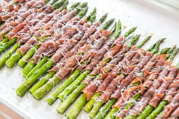 Espárragos envueltos en prosciutto como aperitivo
