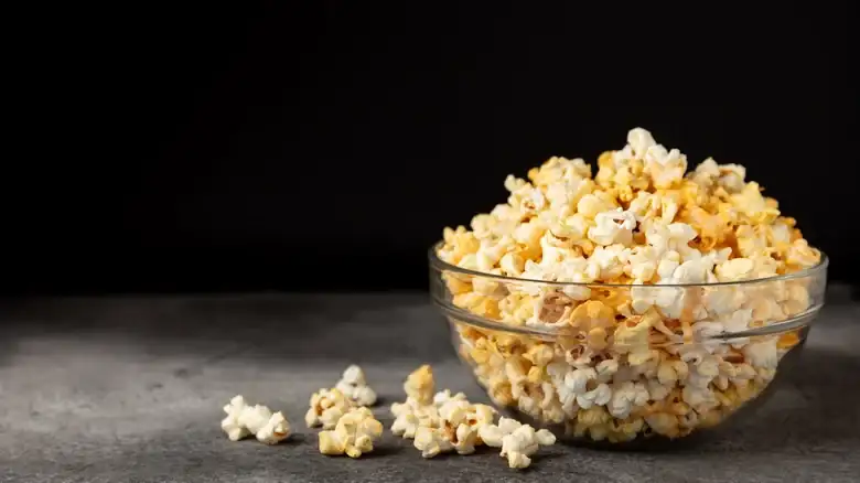 Aquí te explicamos por qué tus palomitas de maíz están tan chiclosas (y qué puedes hacer al respecto)
