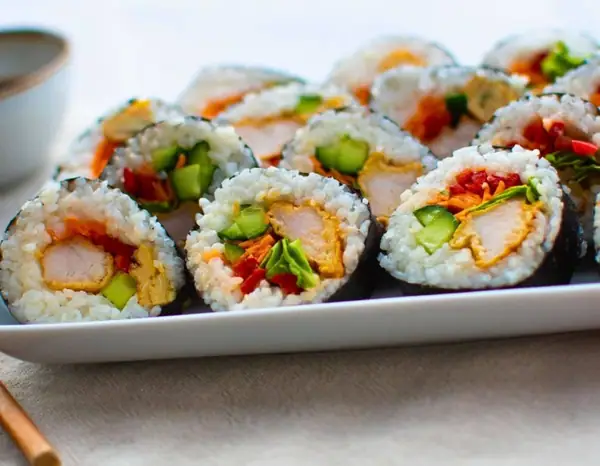 Kimbap de pollo con verduras