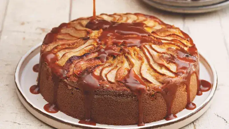 Gingerbread cake with pears and caramel