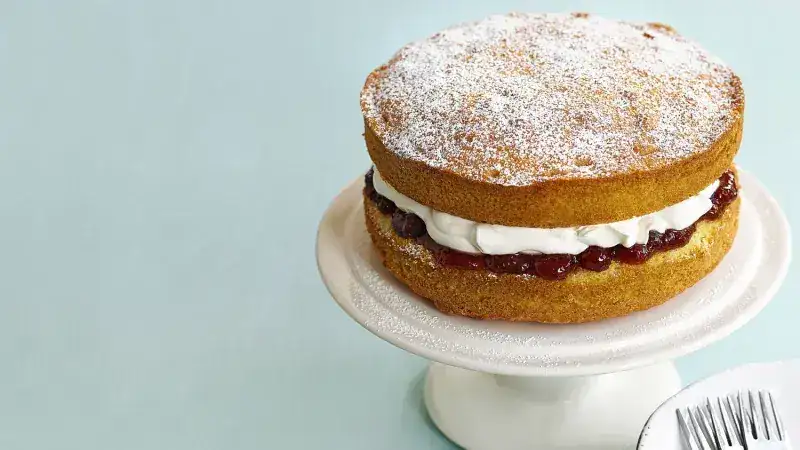 Sponge cake with strawberry jam and whipped cream (Victoria Sponge Cake)