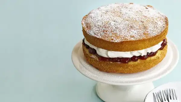 Sponge cake with strawberry jam and whipped cream (Victoria Sponge Cake)