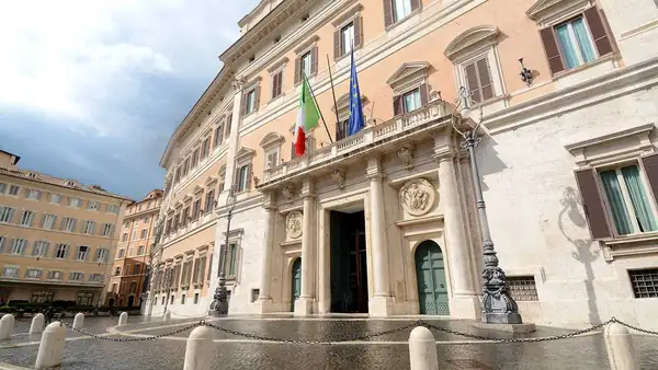 Does the Chamber of Deputies kitchen need more than 100 employees?