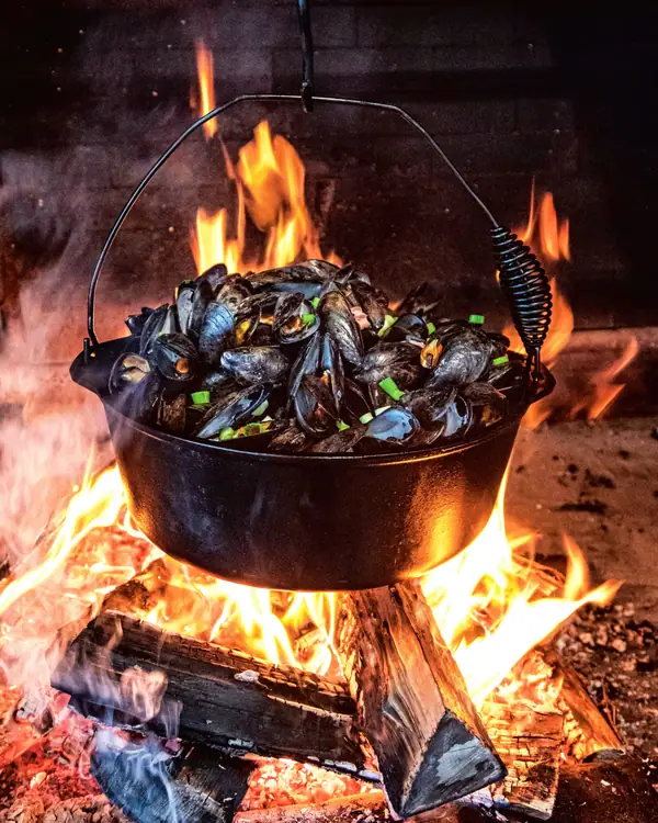 Receta de mejillones con tocino y cerveza acompañados de pan tostado a la brasa