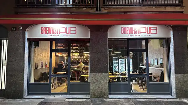 Brewfist abre sus puertas en el barrio de Conchetta de Milán: un pub de cerveza artesanal con "Pugnette" (una especie de "broma") y precios efímeros