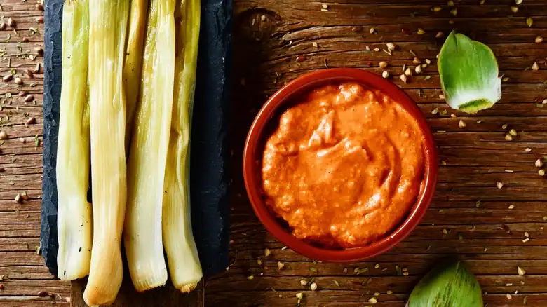 De dónde viene y qué lleva la salsa romesco catalana
