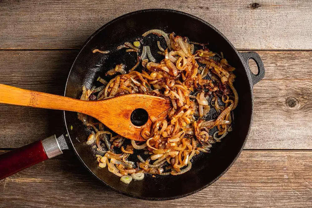 How to caramelize onions properly: low heat, salt at the beginning and lots of patience
