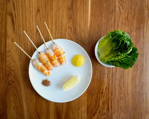 Receta: Brochetas de langostinos con mayonesa de amba y sal ahumada
