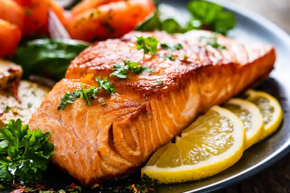 El salmón estará más sabroso y jugoso si rebozas el pescado en un ingrediente sencillo.