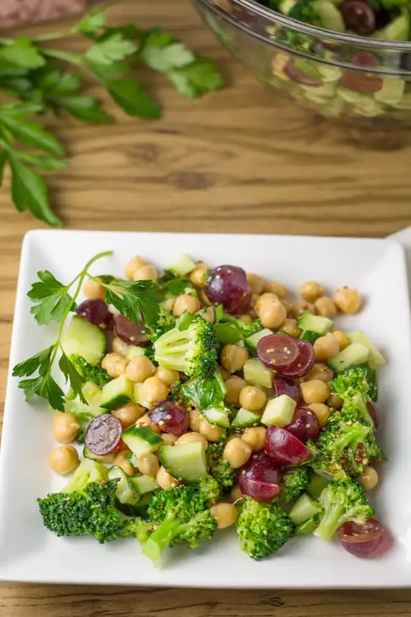 Ensalada de brócoli, garbanzos y pepino con uvas