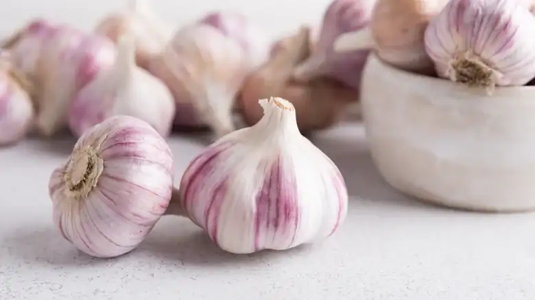 Why You Shouldn't Keep Garlic Bulbs In The Refrigerator