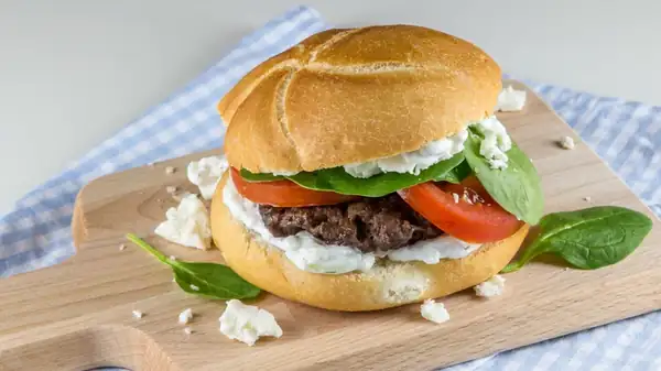 Dale a las hamburguesas un toque griego con un tipo de queso en particular