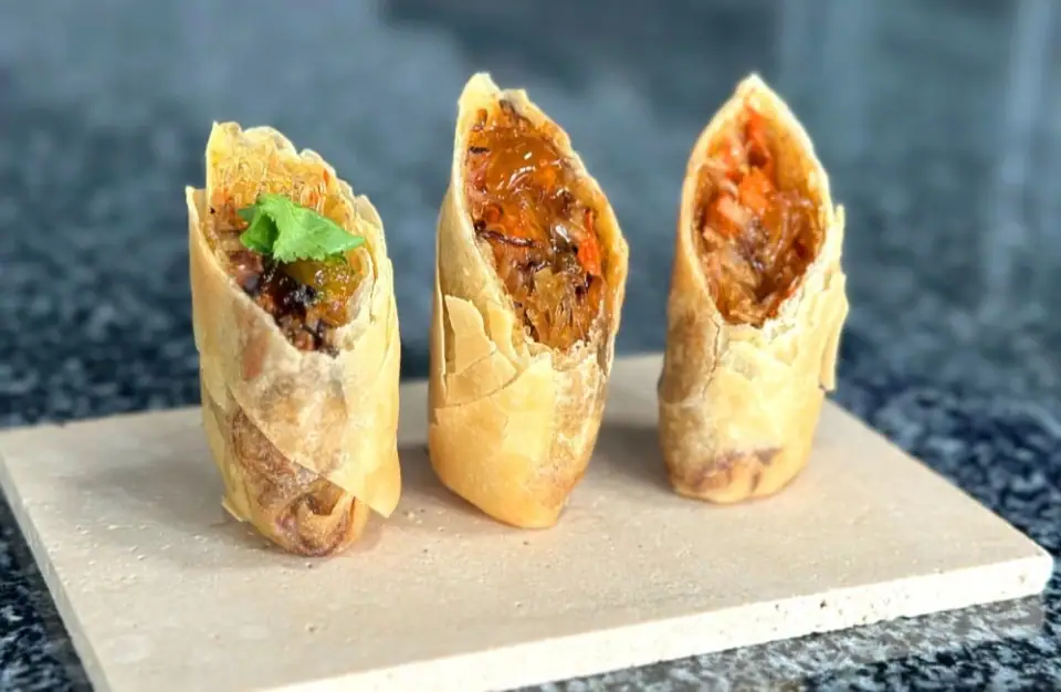 Rollitos de primavera de cerdo crujientes con salsa de ciruela