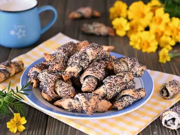Rollitos de masa de levadura con semillas de amapola