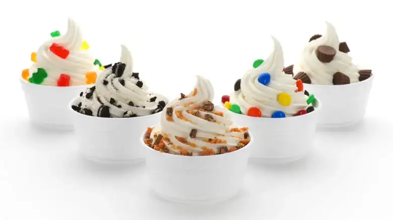 No, el yogur helado no se hace simplemente metiéndolo en el congelador
